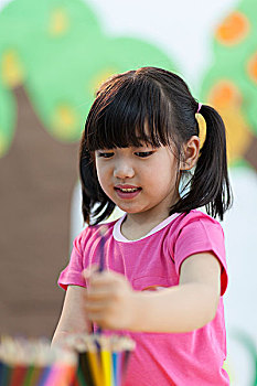小女孩在幼儿园玩耍