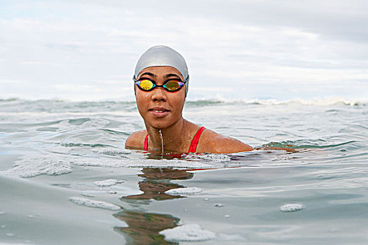 游泳者,戴着,护目镜,水中