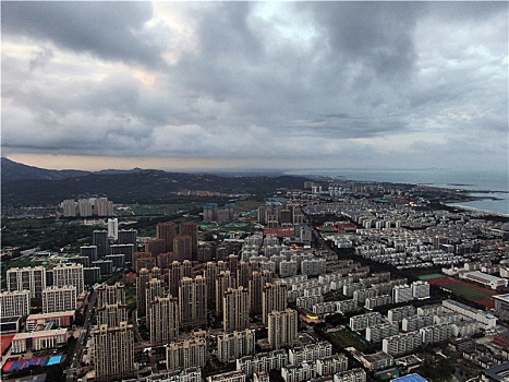 山东省日照市,乌云笼罩城市上空,山雨欲来风满楼