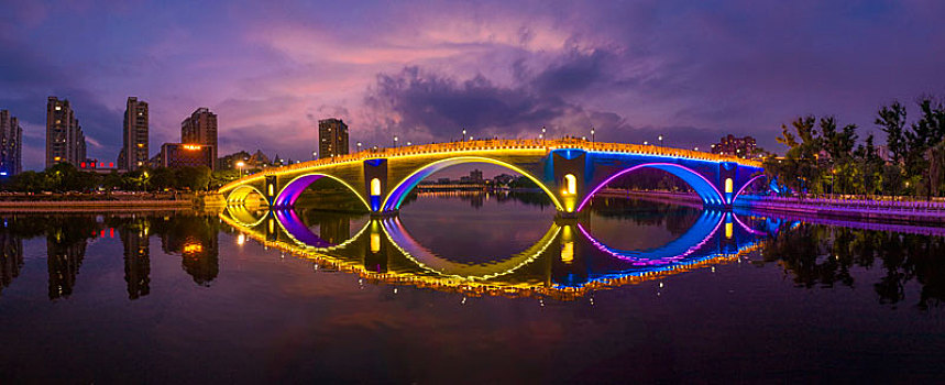 信阳浉河公园步行桥夜色全景图