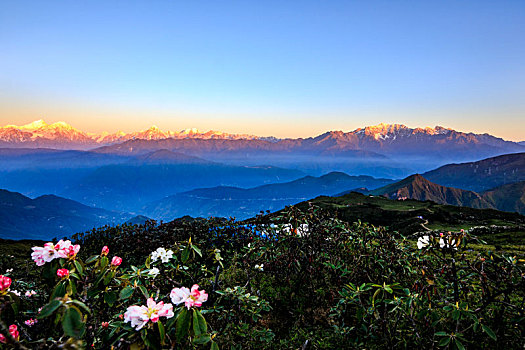 贡嘎山春季全景晨曦远景