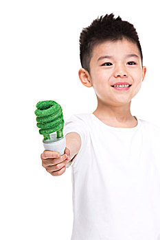 拿着绿色环保节能灯泡的小男孩