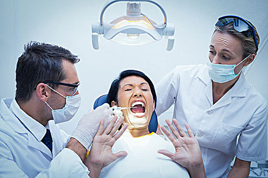 男性,牙医,协助,检查,牙齿