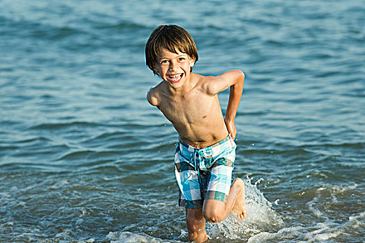 男孩,玩,水中,海滩