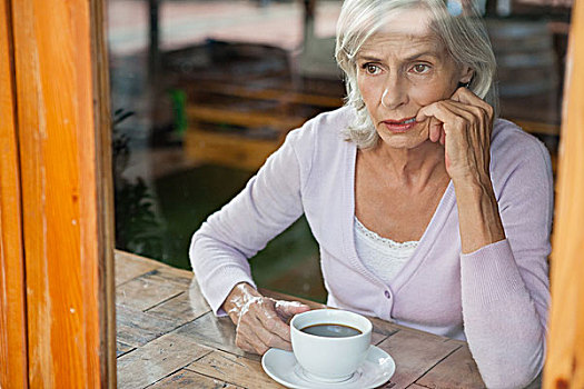 思想,老年,女人,坐,桌子,咖啡,店