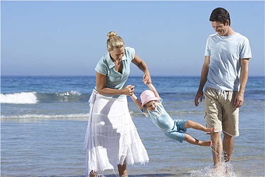 家庭,走,海滩,脚在水中,母亲,晃动,女儿,微笑