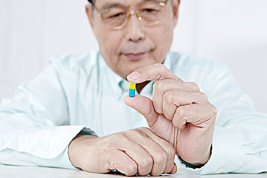 老人和藥