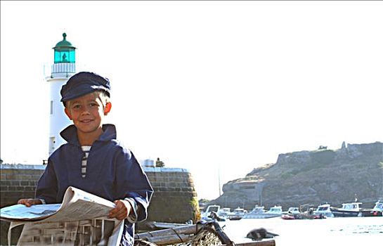 男孩,姿势,微笑,港口,拿着,报纸,外套,海洋,帽子,灯塔,船,背景