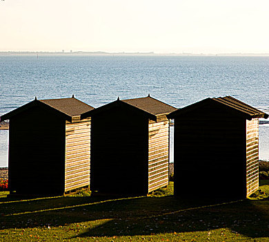 后视图,三个,海滩小屋,面对,海洋
