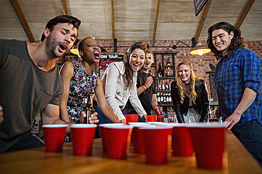 年轻,朋友,玩,啤酒,游戏,酒吧,桌上