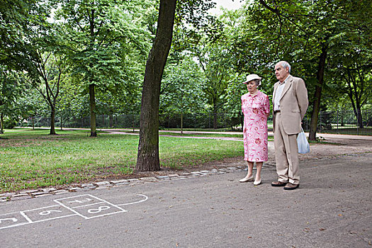 老年,夫妻,思考,跳房子游戏,公园