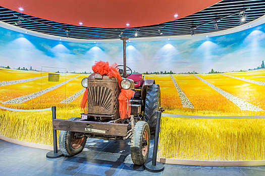 东方红拖拉机生产场景,山东省滨州市滨城区杨柳雪村村史馆