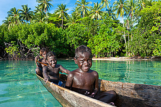 孩子,男孩,坐,独木舟,泻湖,所罗门群岛,太平洋
