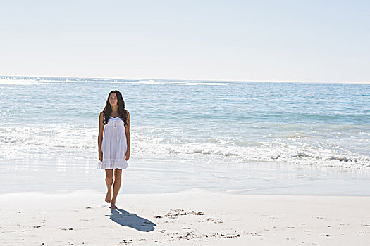 黑发,白人,太阳裙,走,海洋,海滩