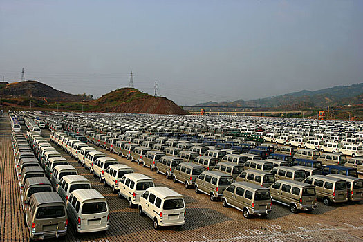 大批的长安汽车在重庆长安民生物流公司等待出库