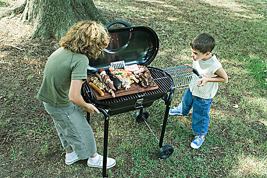 两个男孩,站立,靠近,托盘,烤肉,烧烤
