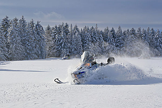 老里克湖里的雪地摩托