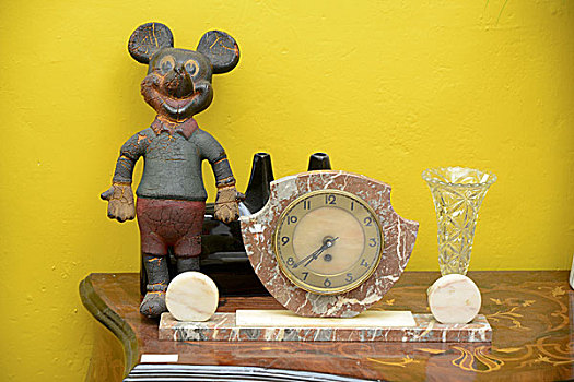 陈米记家具店内的米老鼠摆设及座钟,香港湾仔