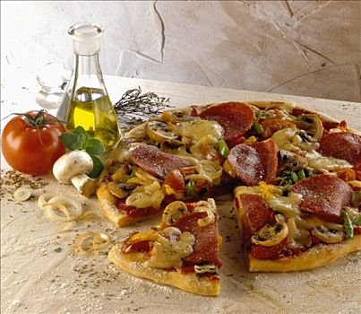 比萨饼,意大利腊肠,蔬菜,意大利