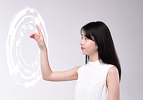 點擊VR屏幕的女人