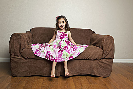 3岁,女孩,服装,裙子,室外,坐,褐色,沙发