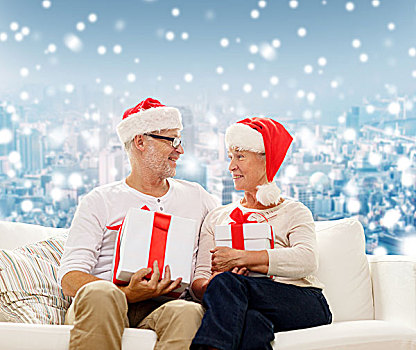 家庭,休假,圣诞节,岁月,人,概念,高兴,老年,夫妻,圣诞老人,帽子,礼盒,上方,雪,城市,背景