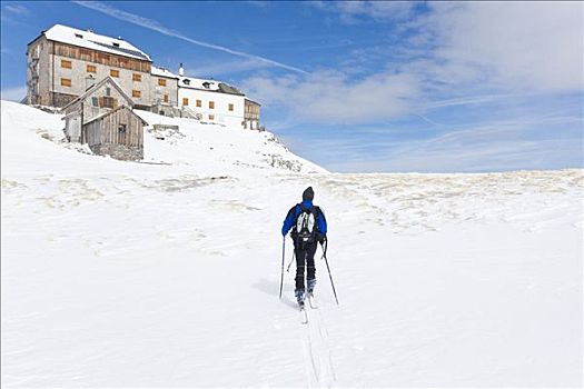 滑雪,登山者,挨着,阿尔卑斯小屋,贝希特斯加登阿尔卑斯山,巴伐利亚,德国,后视图