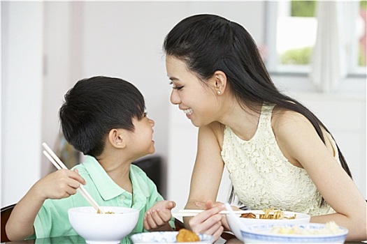 中国人,母亲,儿子,坐,在家,吃,食物