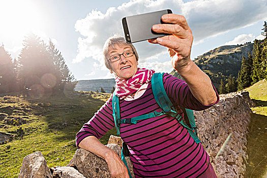 老年,女人,倚靠,墙壁,乡村,智能手机,日内瓦,瑞士,欧洲