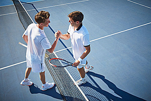 年轻,网球手,握手,网球网,晴朗,蓝色,网球场
