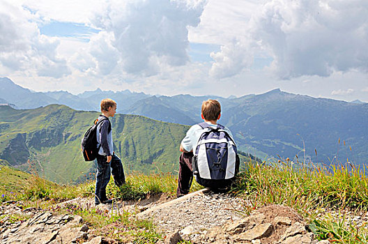 两个,男孩,远足,山,阿尔卑斯山,巴伐利亚,德国,欧洲