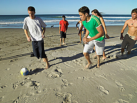 青少年,玩,足球,海滩
