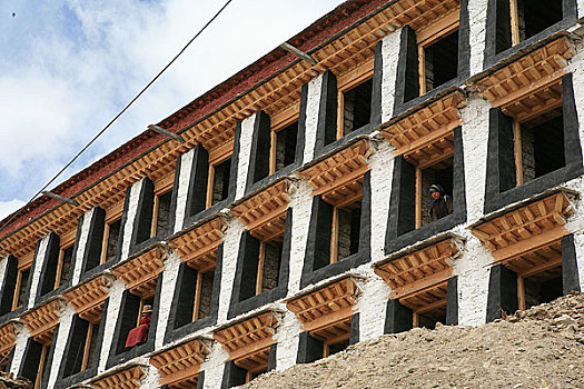 西藏甘丹寺内正在修建的建筑