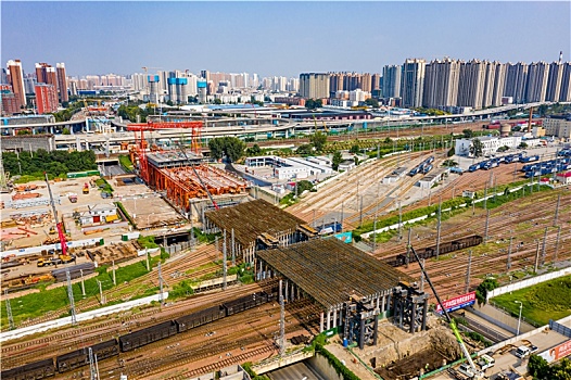 航拍河南郑州彩虹桥及接线拆解与新建工程匝道跨京广快速路钢箱梁桥首节钢箱梁架设成功