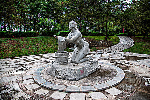 陕西延安黄帝陵印池公园湖畔雕塑-----嫘祖缫丝
