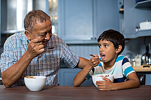 爷爷,孙子,吃早餐,在家