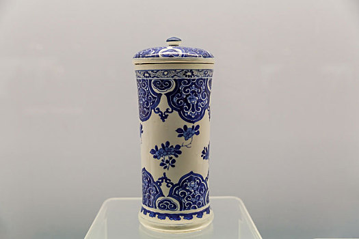 上海博物馆藏清康熙景德镇窑青花如意花卉纹盖罐