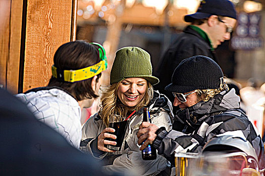 年轻人,享受,滑雪,喝,不列颠哥伦比亚省,加拿大