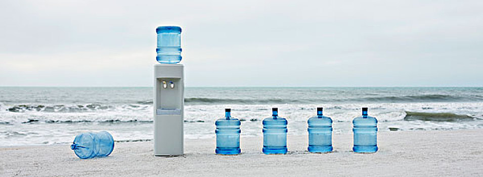 冷水机,水杯,排列,海滩