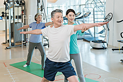 老年夫妇在私教的指导下健身