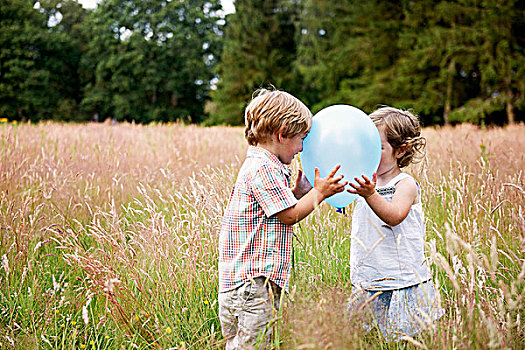 兄弟姐妹,高草,面对面,玩,气球