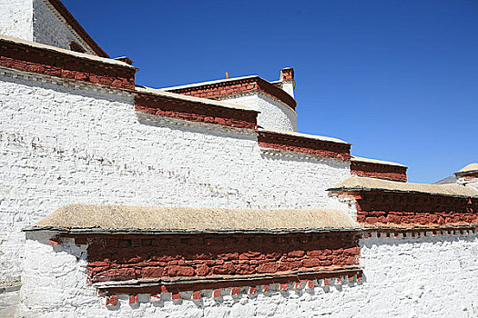 西藏拉萨布达拉宫后面依山而建的高大白色宫墙