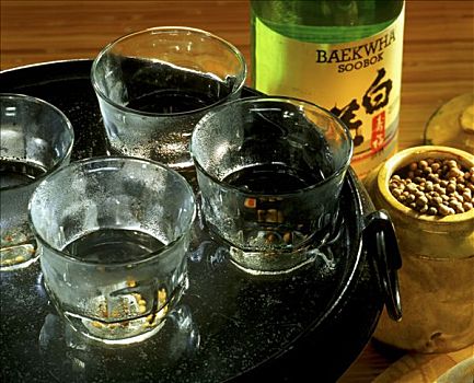 米酒,玻璃杯,托盘,瓶子,旁侧