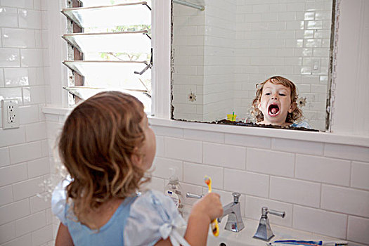 女性,幼儿,照镜子,清洁,牙齿