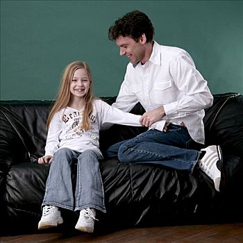 父亲,女儿,沙发