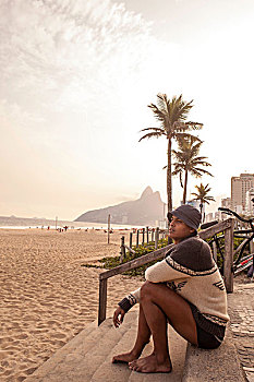 男青年,坐,伊帕内玛海滩,里约热内卢,巴西