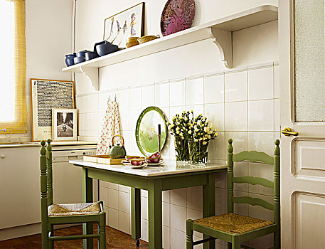 简单,厨房用桌,椅子,瓷砖墙,仰视,白色,架子