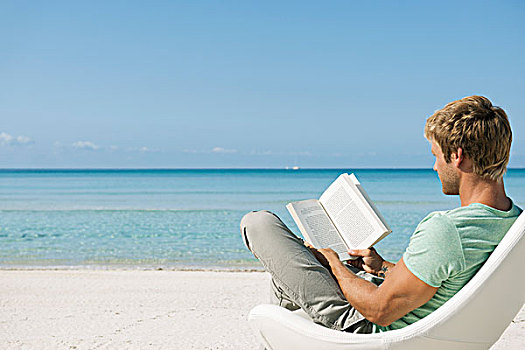 男青年,读,书本,海滩