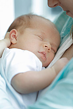 新生女婴,一种白色,汗衫,睡在,武器,妈妈,穿,蓝色,衬衫