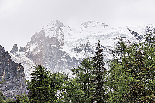 云雾中的雪峰